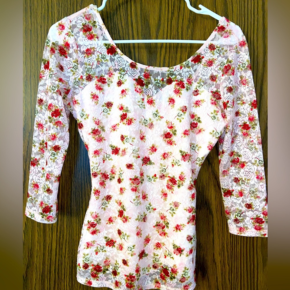 Cute baby pink top with rose patterns.